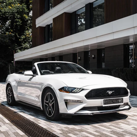 Форд Мустанг белый